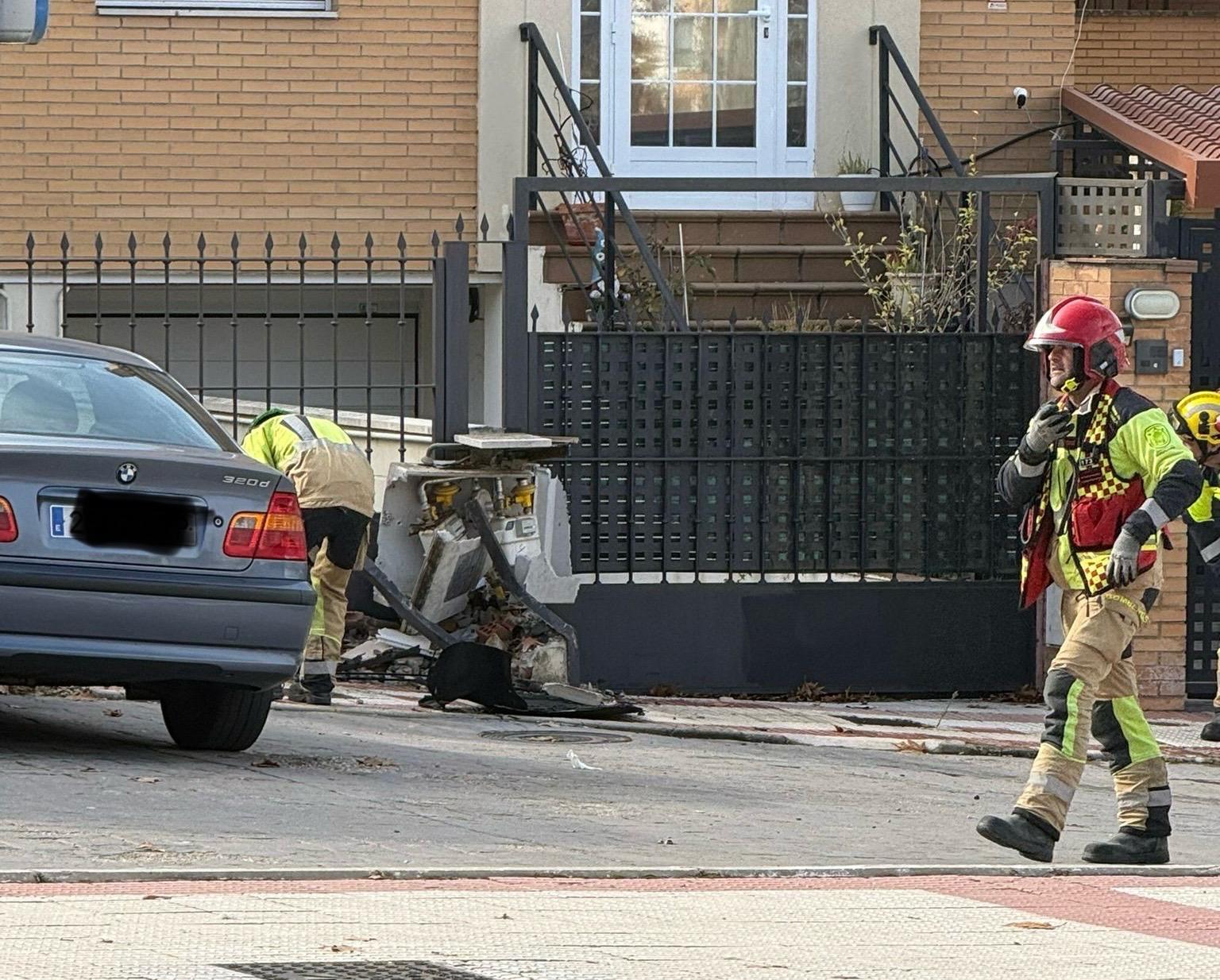 Bomberos actuando en la caja del gas