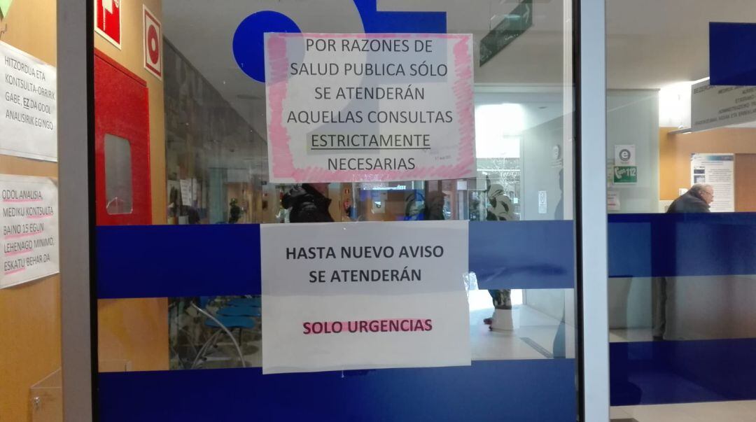 Carteles informativo en la puerta de acceso del ambulatorio de Olárizu