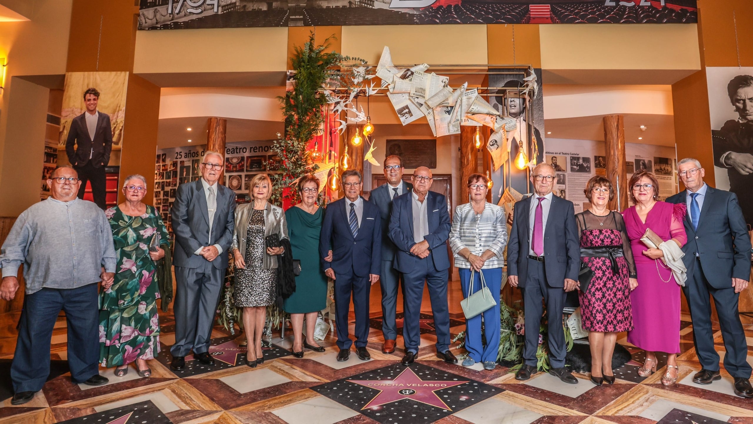 Las seis parejas homenajeadas en el evento &quot;Bodas de Oro&quot; junto a David Guardiola, concejal de Personas Mayores, en el Teatro Castelar.