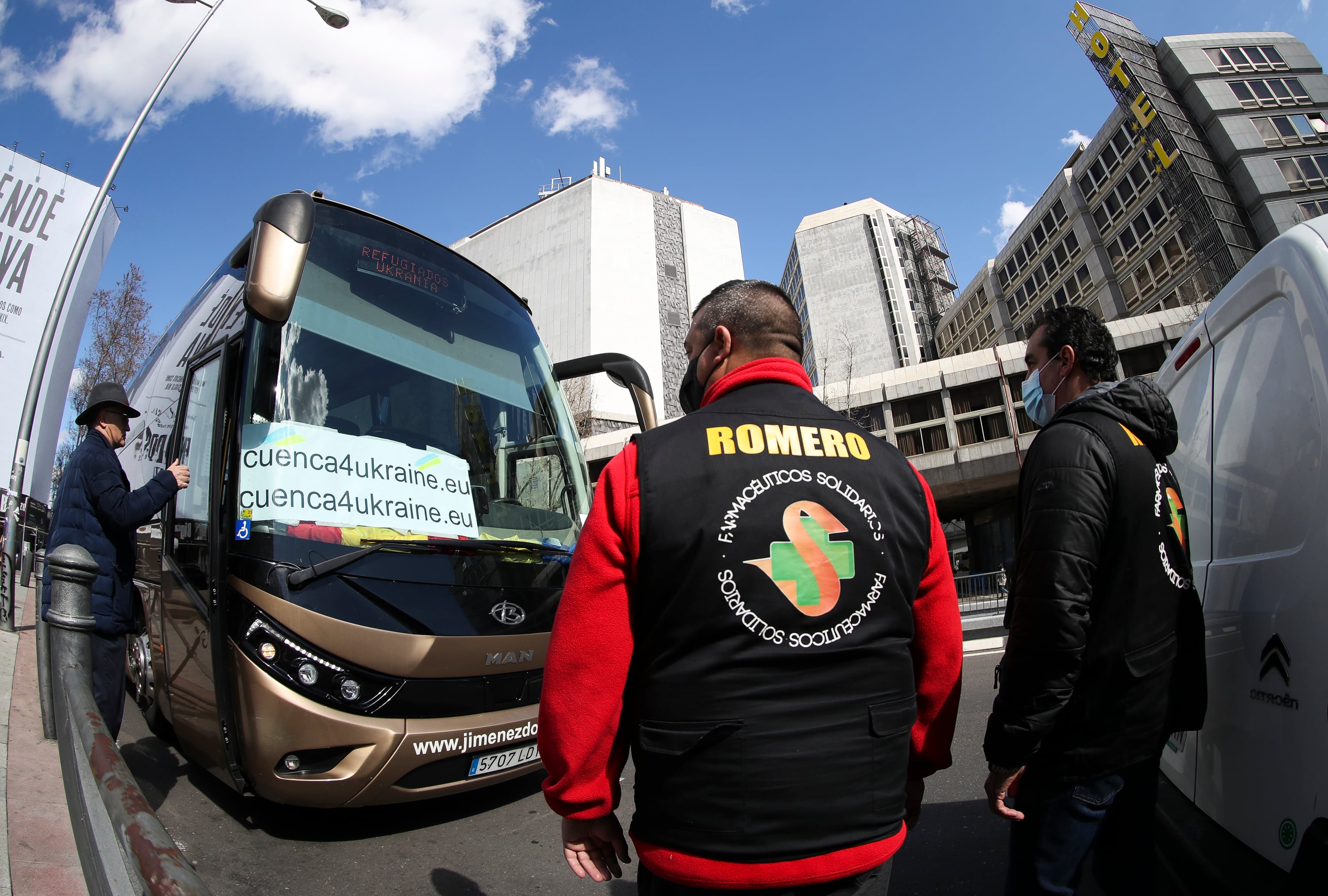 Un autocar con ayuda médica recogida por Farmacéuticos Solidarios partió este domingo desde Madrid con destino a la frontera de Ucrania y Polonia. EFE/David Fernández