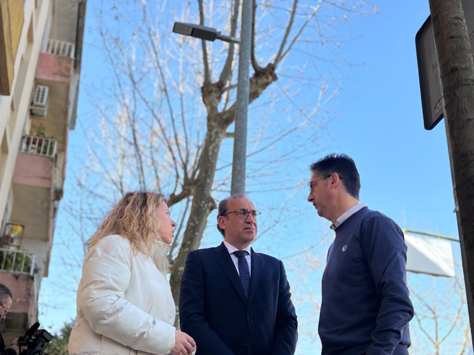 El alcalde de Cáceres, Rafa Mateos, durante su visita a la avenida de la Hispanidad
