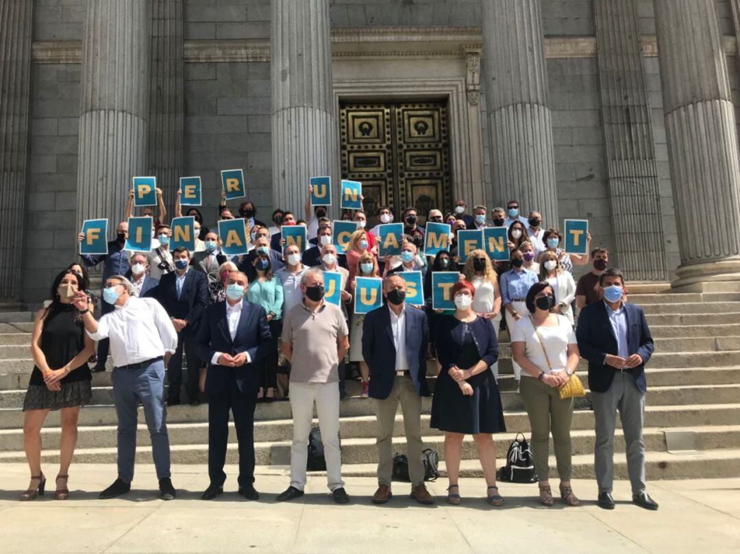  Foto de la concentración que la Comisión por una financiacion justa ha realizado en Madrid ante el Congreso de los Diputados