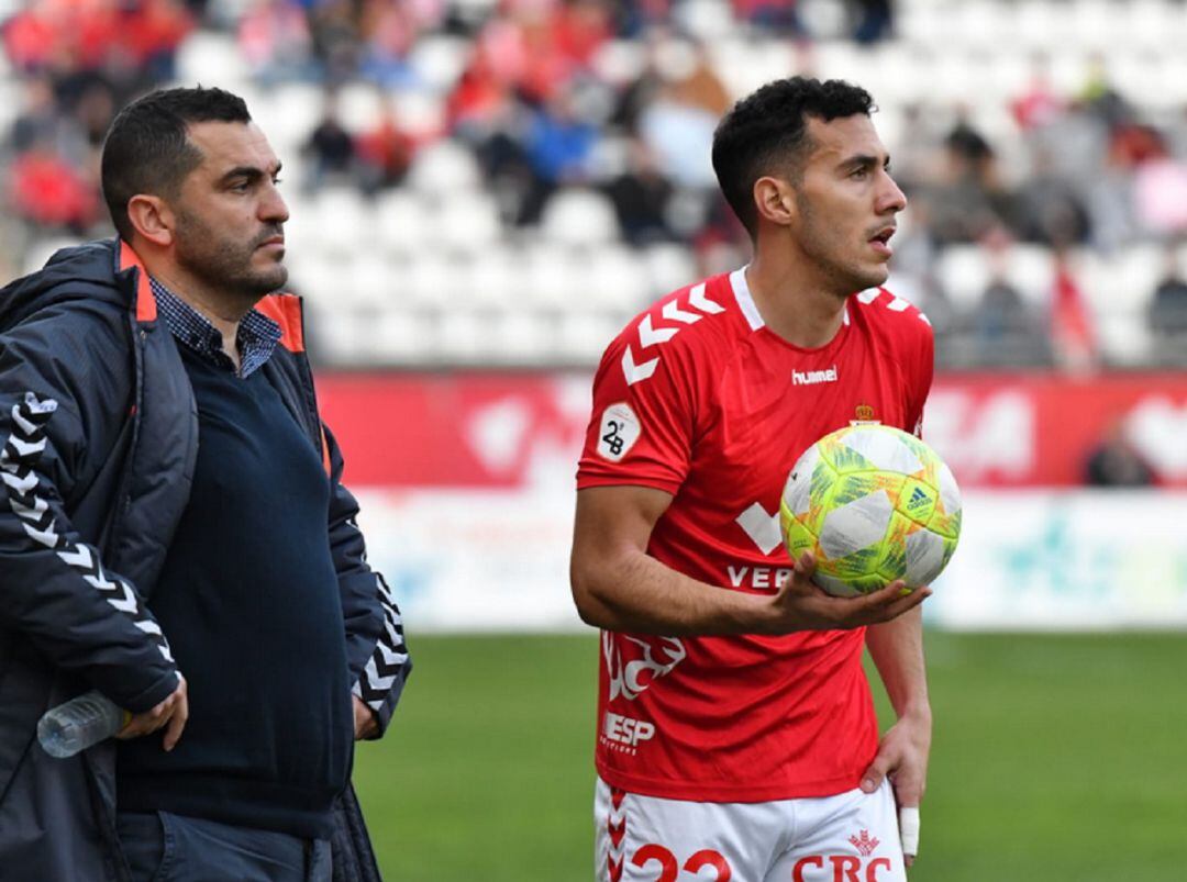 Adrián Hernández y Álvaro Rodríguez durante un partido en el estadio Enrique Roca