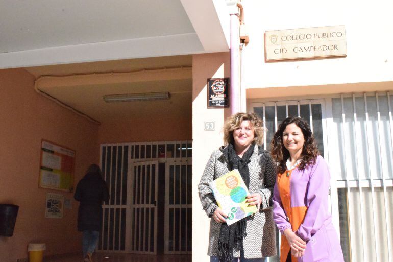 Silvia Rodríguez, edil de Educación, de visita al Colegio El Cid Campeador de Petrer, junto a la dirctora de la escuela, Nuria Tovar 