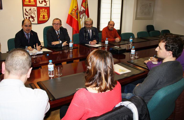 Reunión mantenida por el director general de transportes de la Junta de Castilla y León con las Plataformas por el Abono E