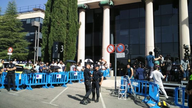 Máxima expectación en la puerta del Juzgado de Primera Instancia e Instrucción número 1 de Pozuelo de Alarcón