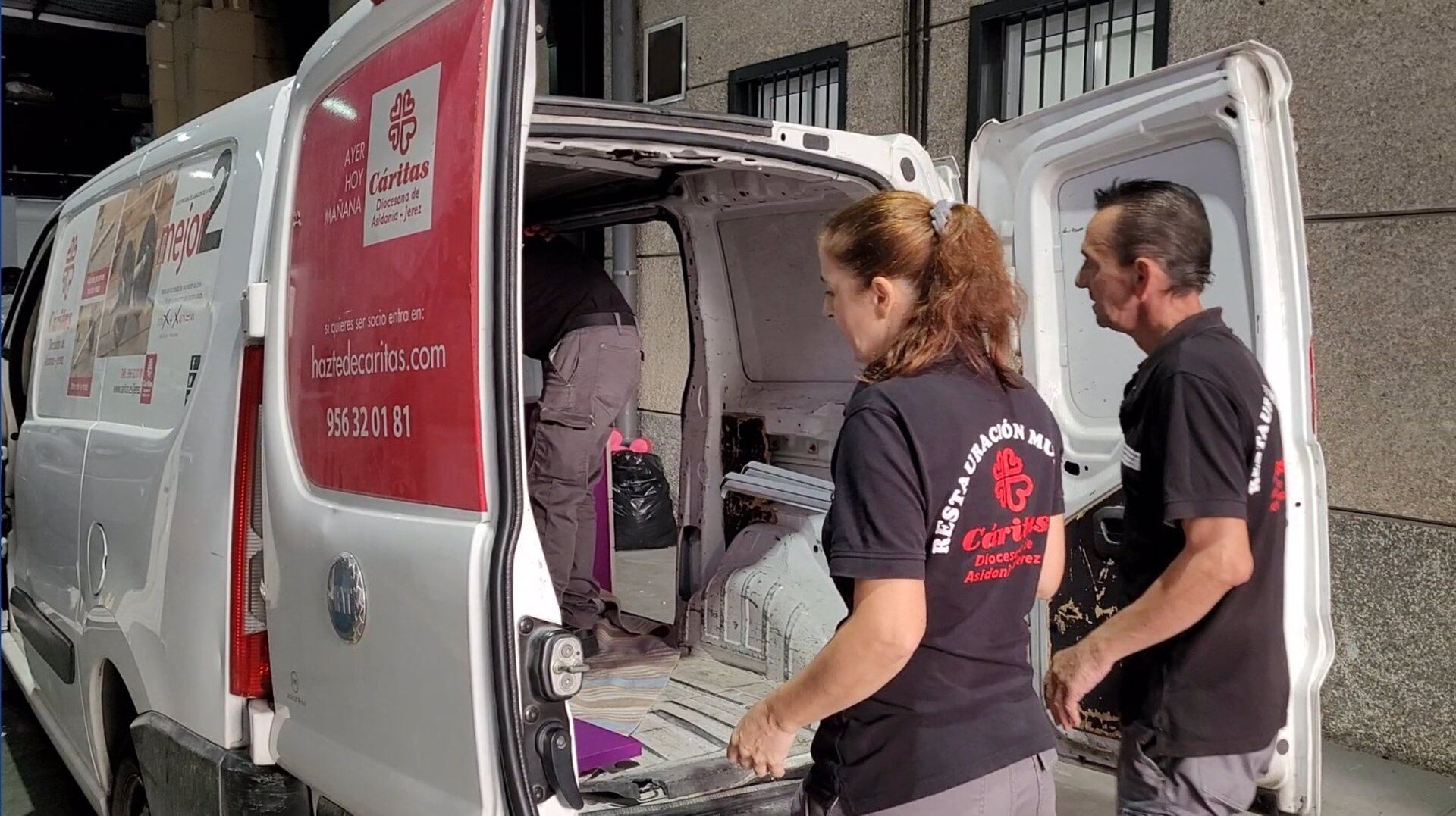 Furgoneta solidaria de Cáritas.