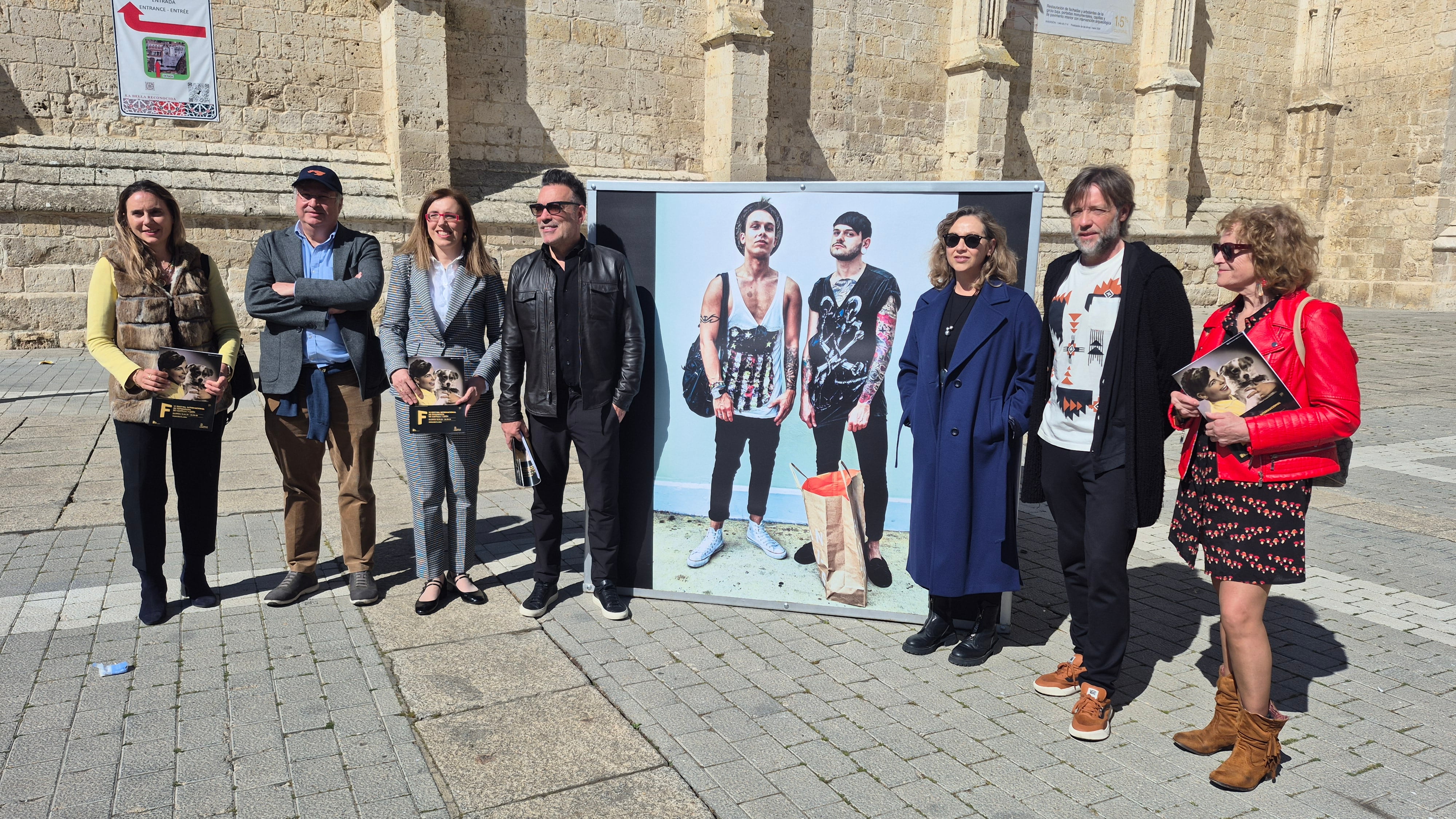 Arranca el VI FIFCYL con la visita de Manolo Quijano, autor de la muestra en la calle
