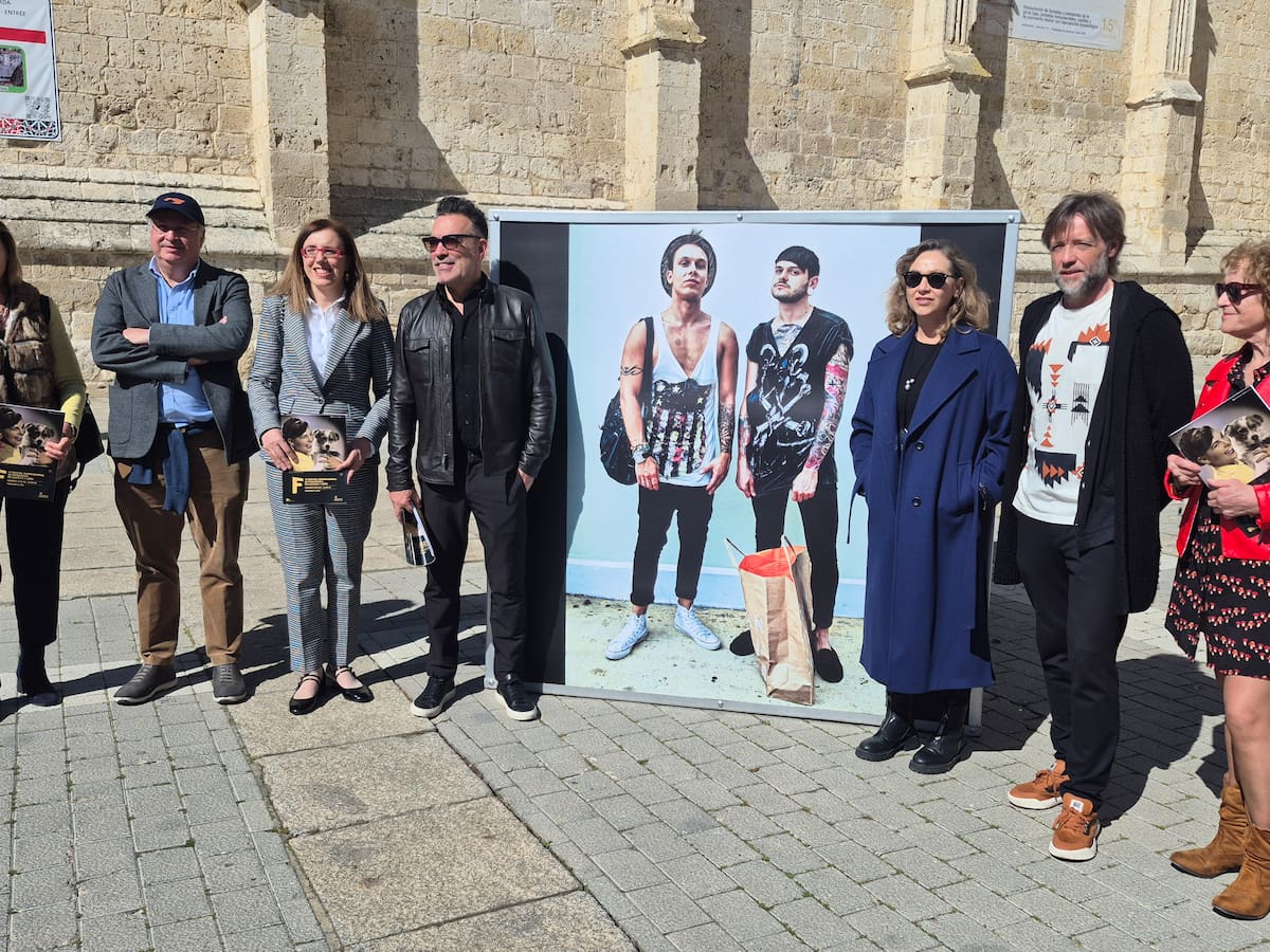 Arranca el VI FIFCYL con la visita de Manolo Quijano, autor de la muestra en la calle