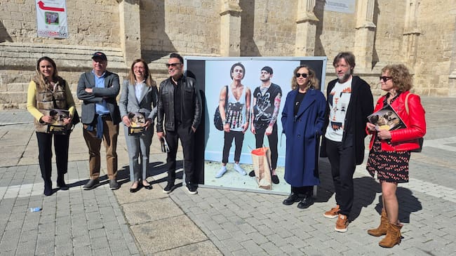 Arranca el VI FIFCYL con la visita de Manolo Quijano, autor de la muestra en la calle