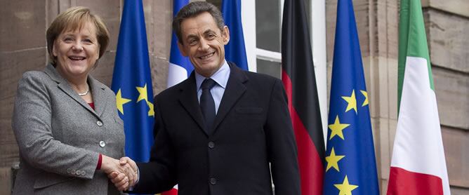 El presidente francés, Nicolas Sarkozy, recibe a la canciller alemana, Angela Merkel, a su llegada a la mini-cumbre a tres bandas con el nuevo primer ministro italiano, Mario Monti, en Estrasburgo (Francia)