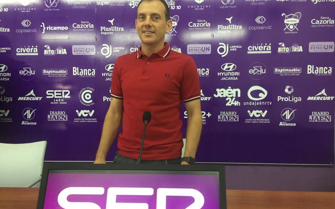 Alberto González, entrenador del Real Jaén, después de una rueda de prensa.