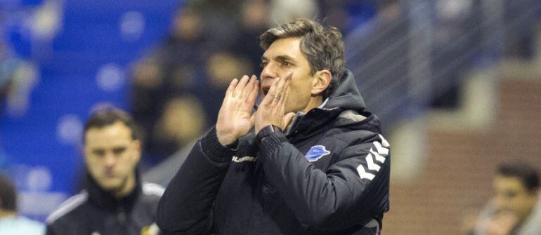 Mauricio Pellegrino da instrucciones a sus jugadores durante el partido frente al Alcorcón