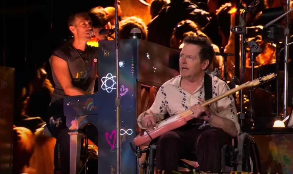 Michael J. Fox tocando la guitarra con Coldplay en Glastonbury