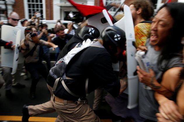 Choques entre manifestantes en Charlottesville