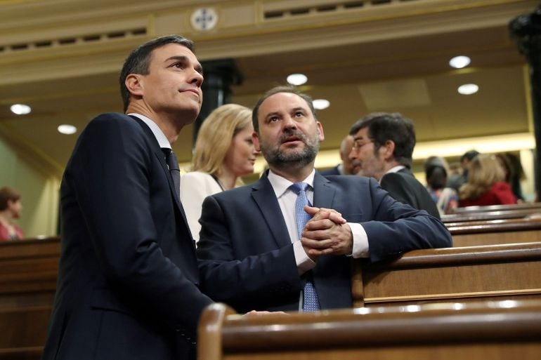 El secretario general del PSOE Pedro Sánchez y el secretario general de organización José Luis Ábalos, a su llegada al hemiciclo del Congreso 