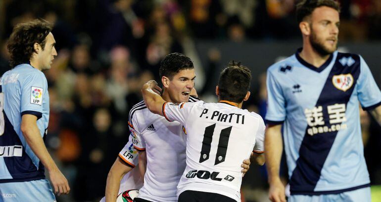  El delantero argentino del Valencia Pablo Piatti celebra el gol marcado en propia puerta por el defensa del Rayo Vallecano, Jorge García Morcillo, durante el partido de vuelta de dieciseisavos de final de la Copa del Rey que se juega hoy en el estadio Me