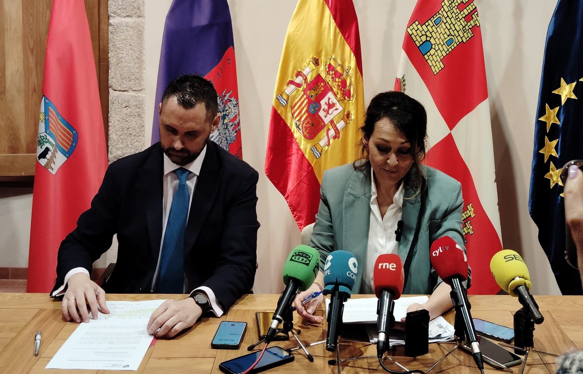 Ángela García, teniente alcalde de Hacienda, ha comparecido junto al portavoz de Por Ávila, José Ramón Budiño