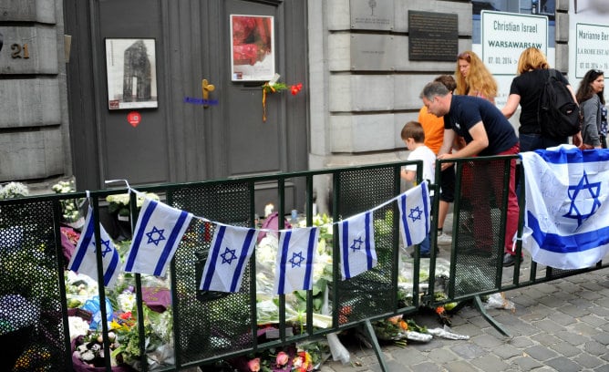 Conmemoración frente al Museo Judío en Bruselas en honor a las víctimas del ataque perpetrado la semana pasada