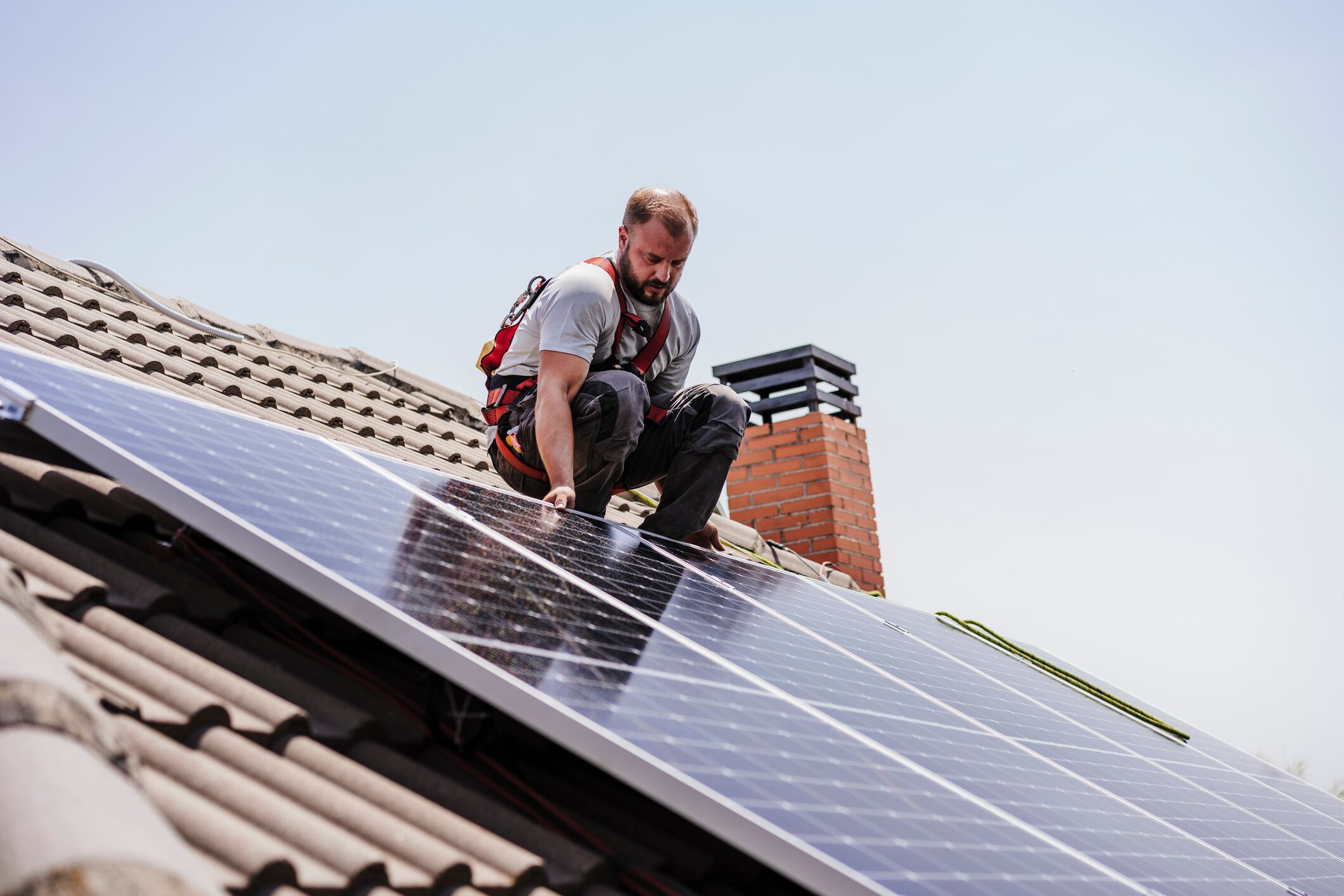 Un técnico instala paneles solares