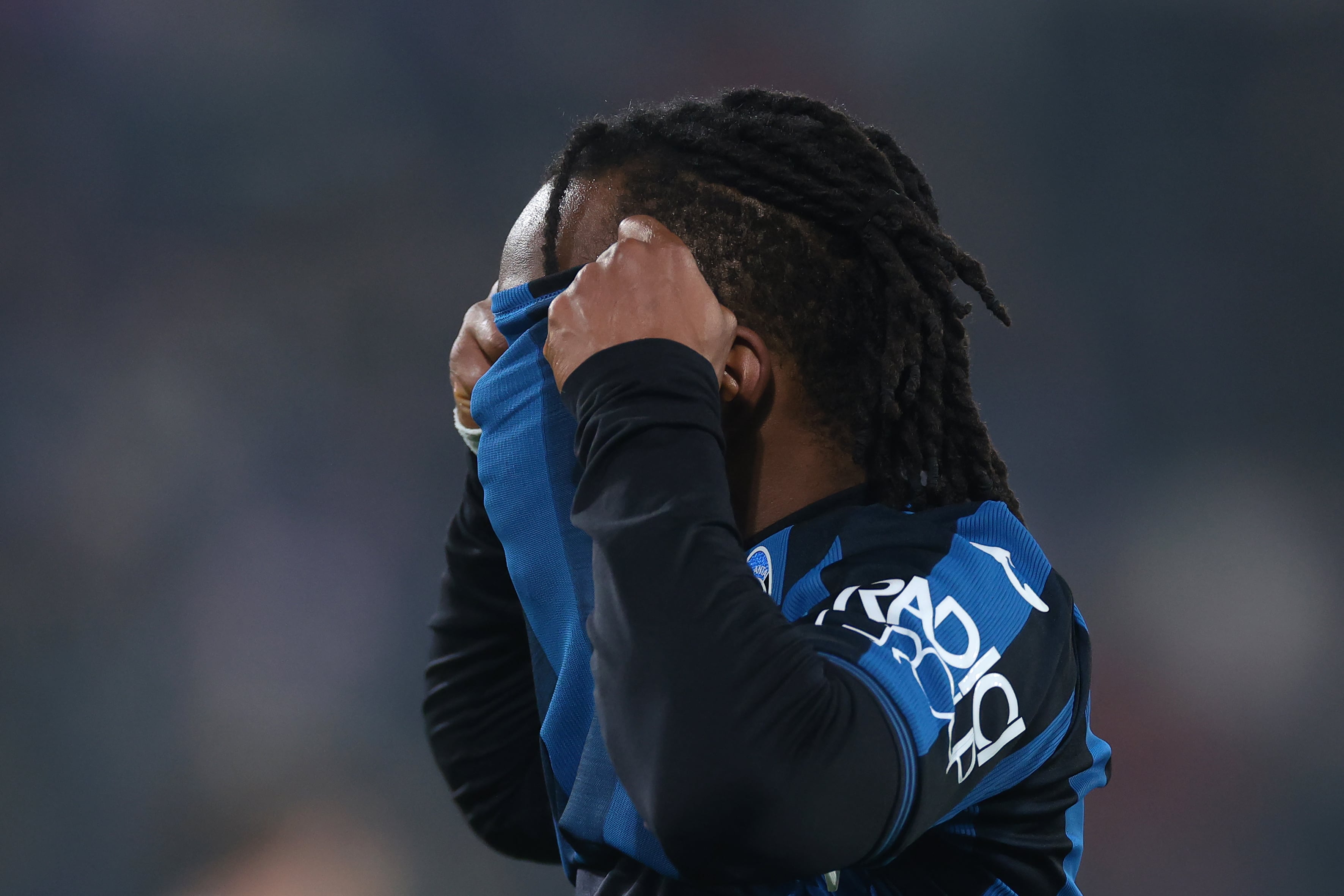 Ademola Lookman lamenta un error en un partido de Champions del Atalanta