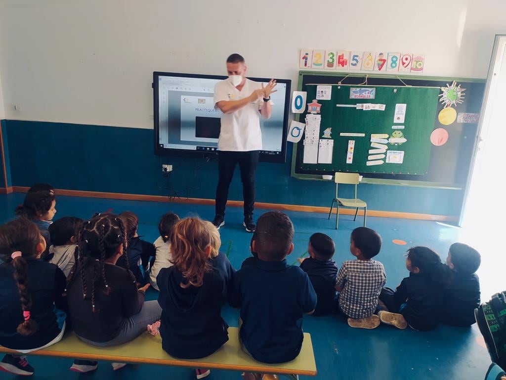 Imagen de archivo de una charla impartida por un sanitario en una escuela