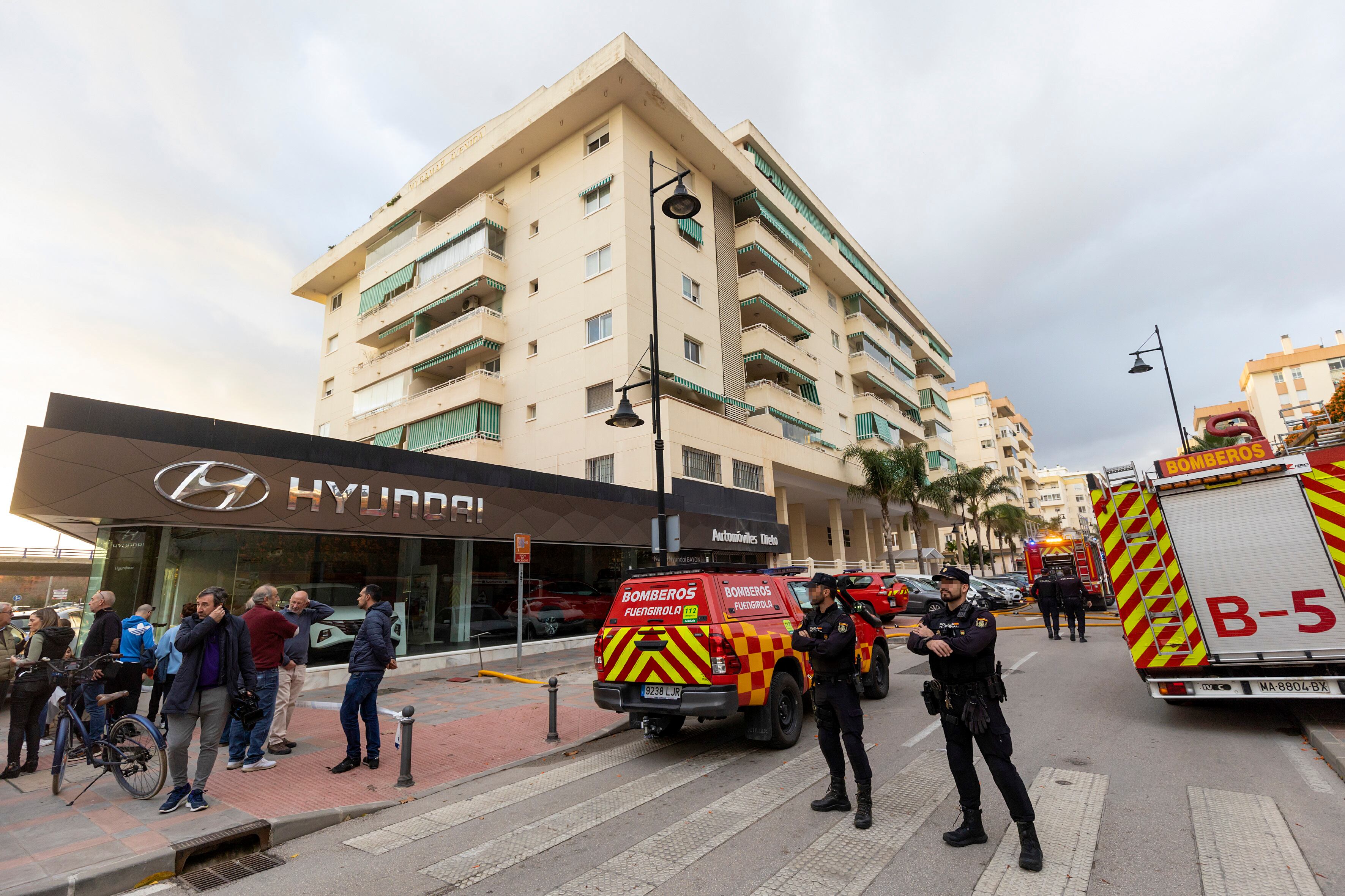 FUENGIROLA (MÁLAGA), 09/01/2023.-Vista del edificio en el que dos personas han fallecido este lunes en el incendio de una vivienda en la localidad malagueña de Fuengirola, según ha informado a EFE un portavoz de Emergencias 112 Andalucía. Varias personas alertaron pasadas las 13:05 horas de un incendio en la terraza de la quinta planta de un bloque de viviendas situado en la avenida Miramar de Fuengirola, del que salía una gran columna de humo.En el incendio, cuyas causas se desconocen, han fallecido dos personas, cuya edad no ha sido precisada, y varias han resultado afectadas por inhalación de humo. EFE/Daniel Pérez
