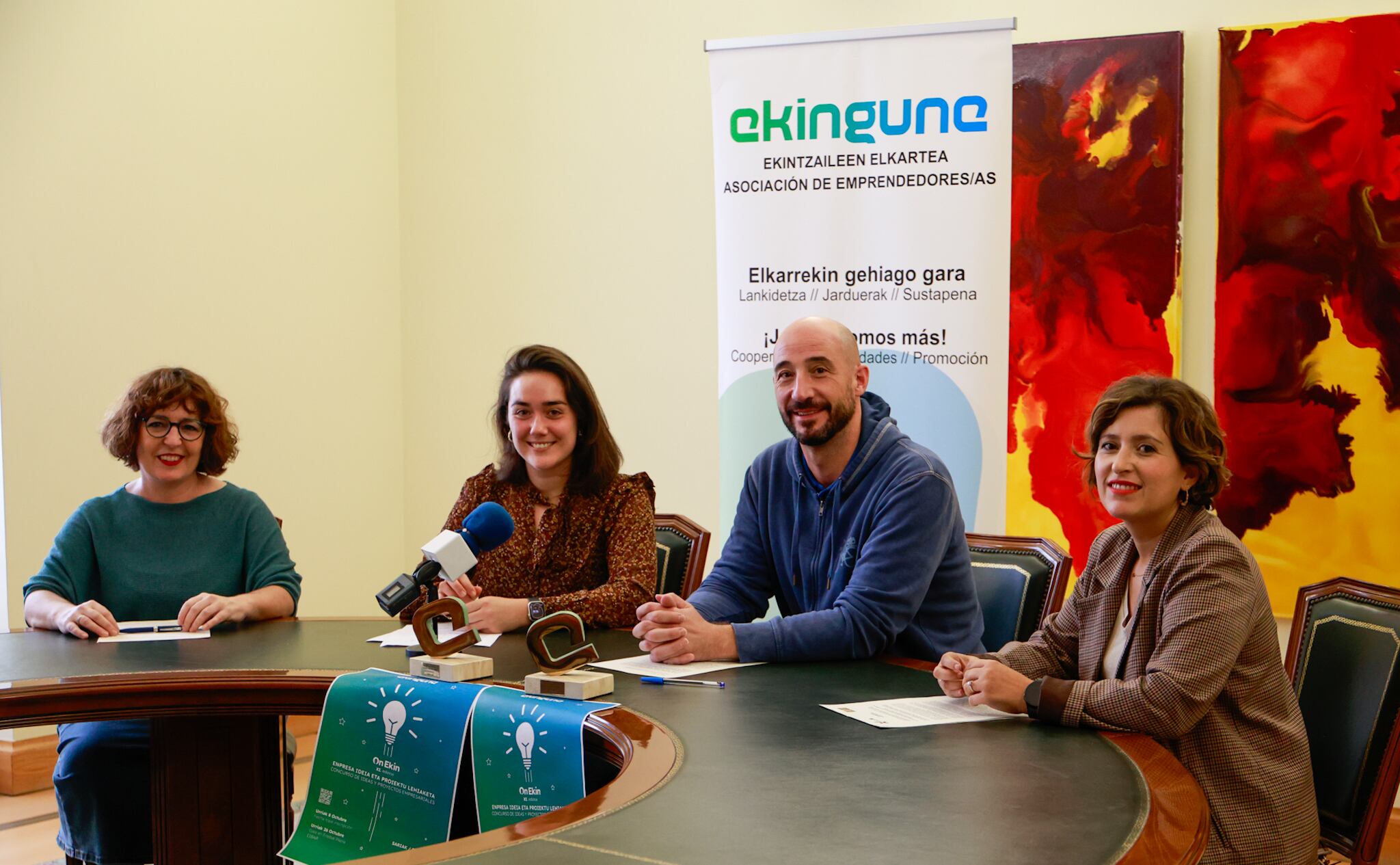 Leire Berasaluze, miembro de la Junta Directiva de Ekingune, Elena Guisasola, Presidenta de Ekingune, Jon Iraola, alcalde de Eibar y Vanessa Hortas, concejala de Desarrollo Económico, Empleo e Innovación del Ayuntamiento de Eibar