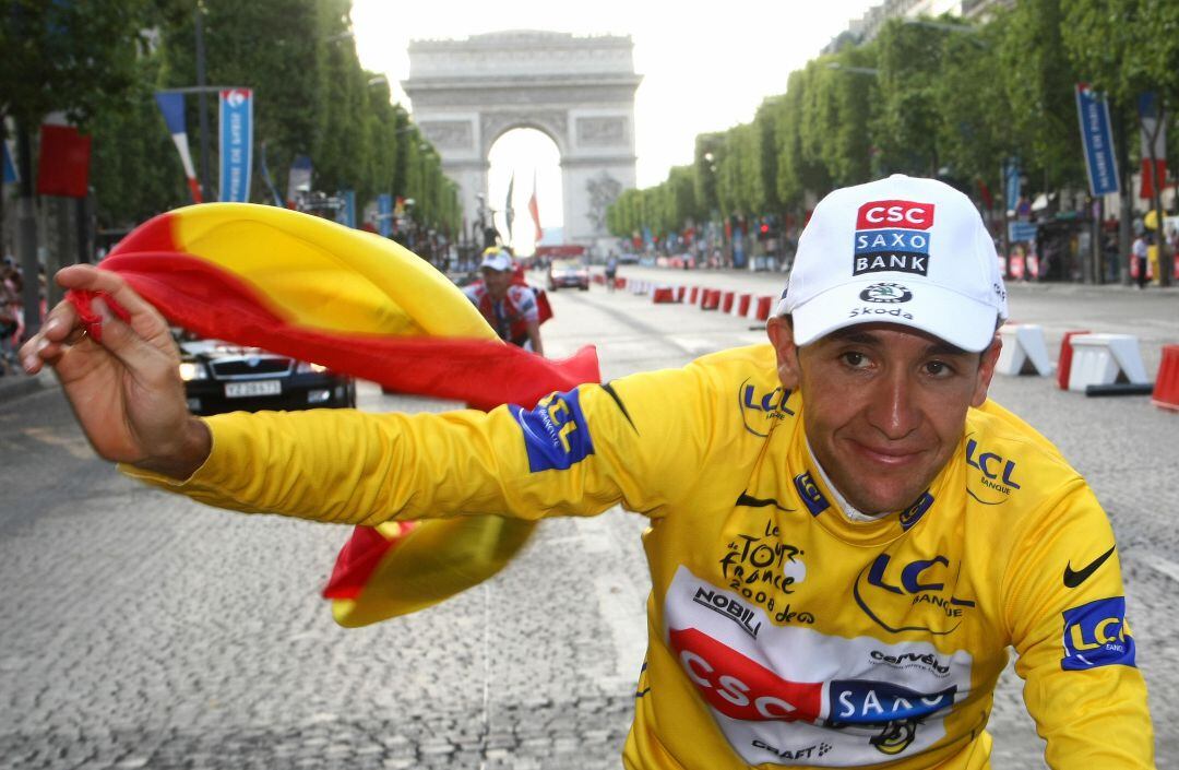 Carlos Sastre celebra por los Campos Elíseos su triunfo en el Tour de Francia de 2008