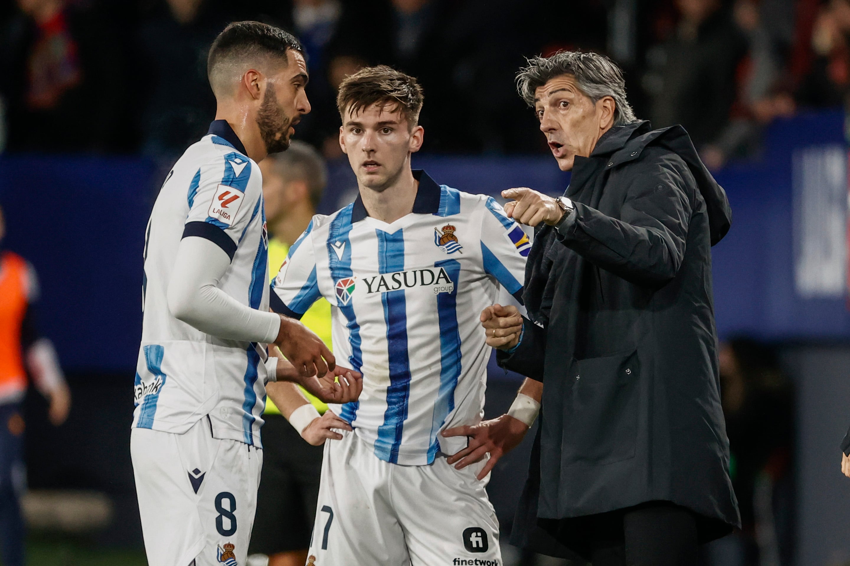 PAMPLONA (NAVARRA), 02/12/2023.- El entrenador de la Real Sociedad Imanol Alguacil (d) da instrucciones a sus jugadores durante el partido correspondiente a la jornada 15 de LaLiga que disputan Osasuna y Real Sociedad este sábado en el estadio de El Sadar (Pamplona). EFE/ Jesus Diges
