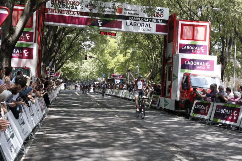 Final de la 57 Vuelta a Navarra en el Paseo Arazuri de Pamplona