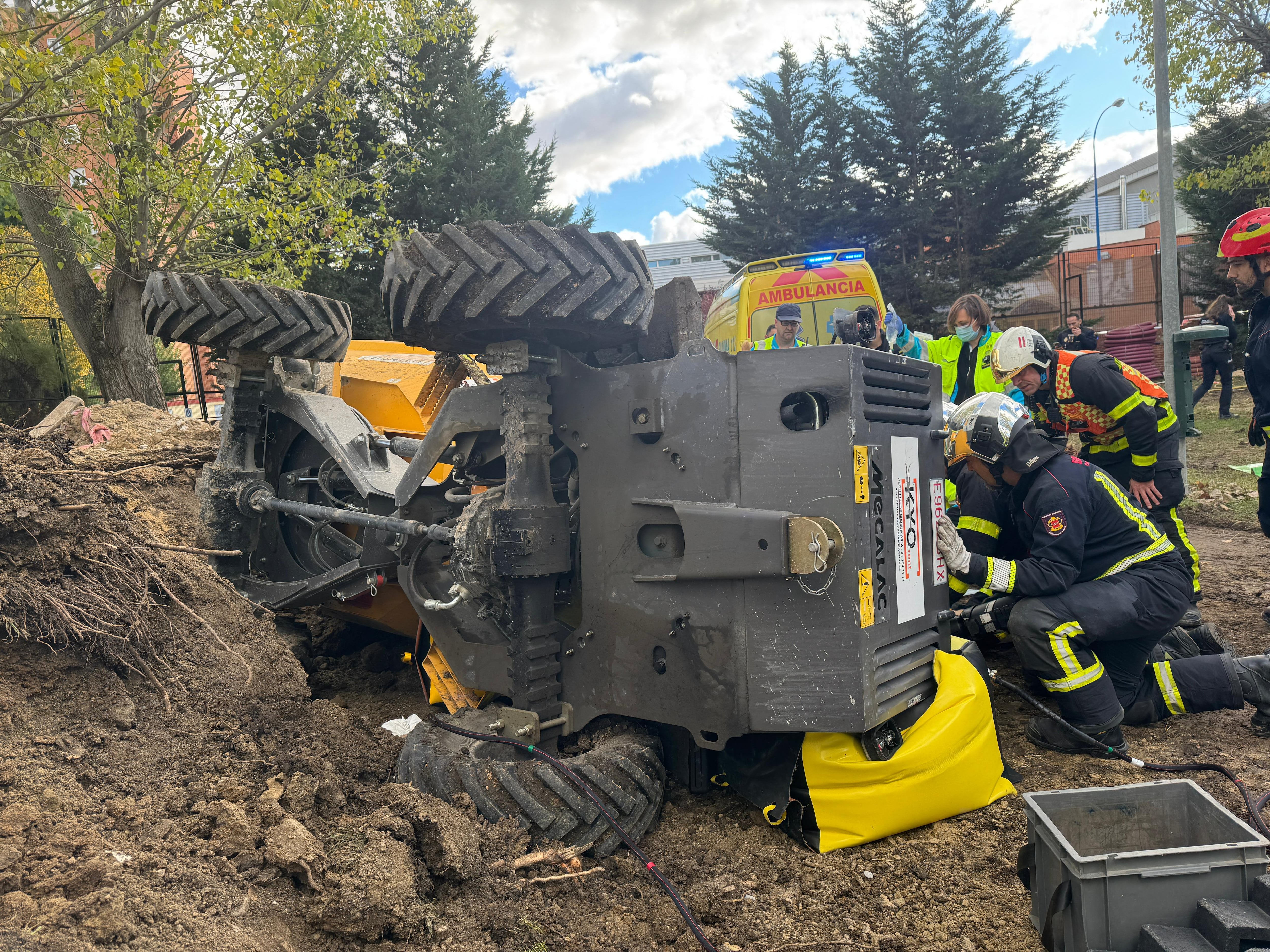 El trabajador se encontraba con el pie izquierdo aplastado por el vehículo