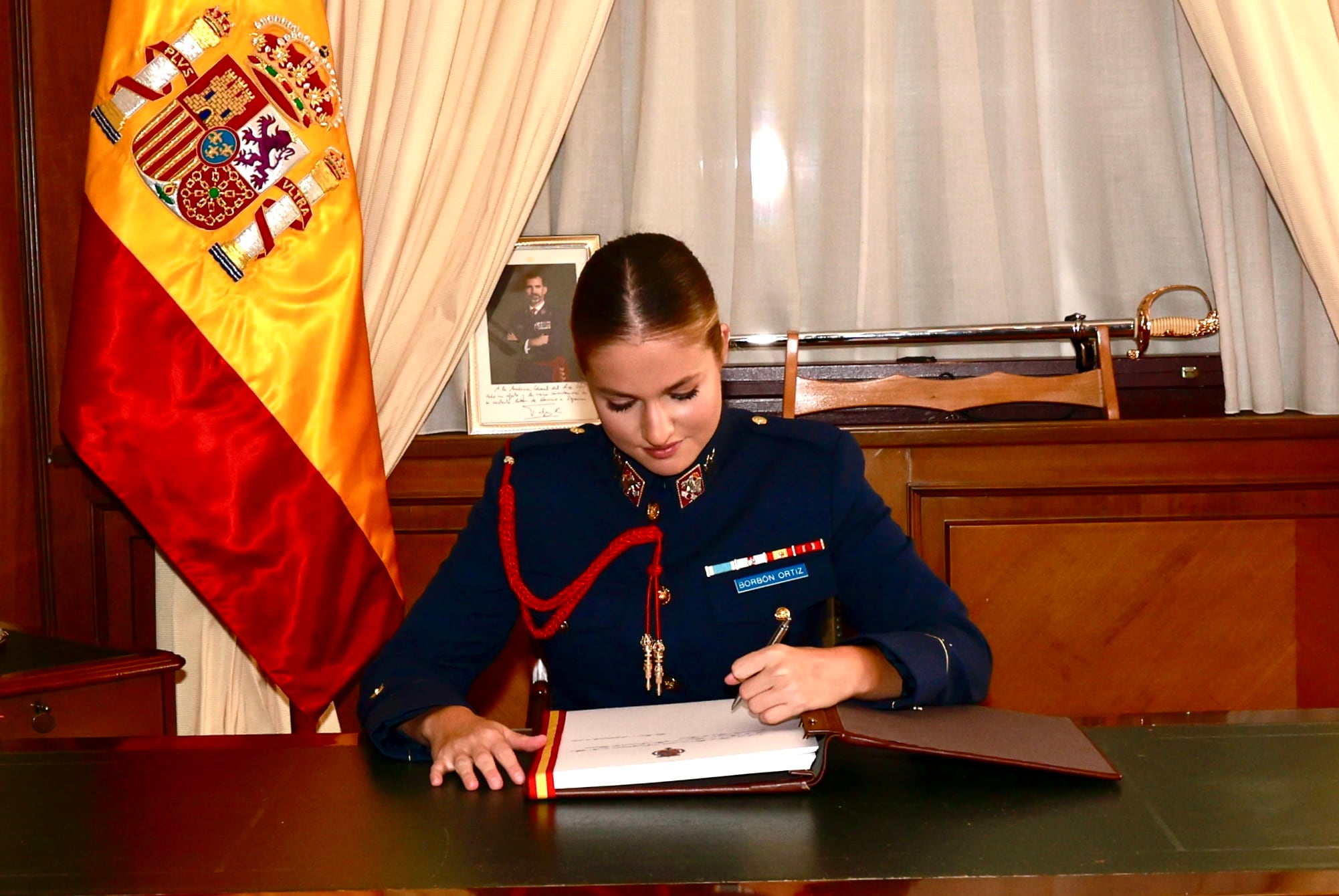 MADRID, 01/09/2025.- La princesa Leonor firma en el libro de honor de la Academia General del Aire de San Javier donde comienza este lunes la última etapa de su formación militar con su entrada en la Academia General del Aire, tras su paso, los dos últimos años, por el Ejército de Tierra y la Armada. EFE/ Francisco Gomez/Casa Real SOLO USO EDITORIAL/SOLO DISPONIBLE PARA ILUSTRAR LA NOTICIA QUE ACOMPAÑA (CRÉDITO OBLIGATORIO)

