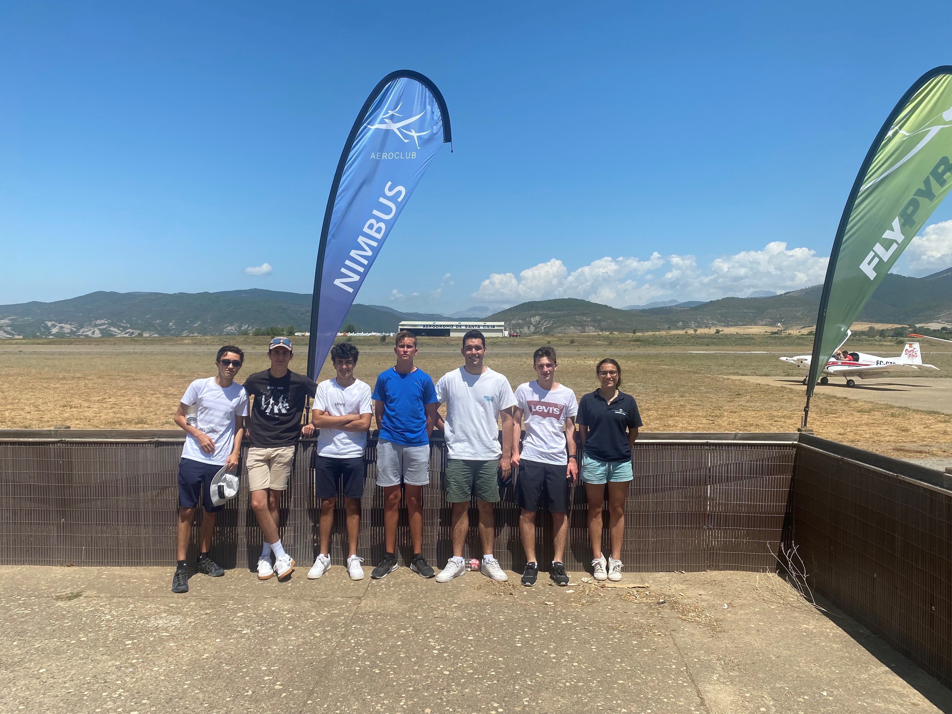 Durante este mes de julio siete alumnos de entre 14 y 16 años, además de otro mayor de edad, están aprendiendo en el aeródromo de Santa Cilia