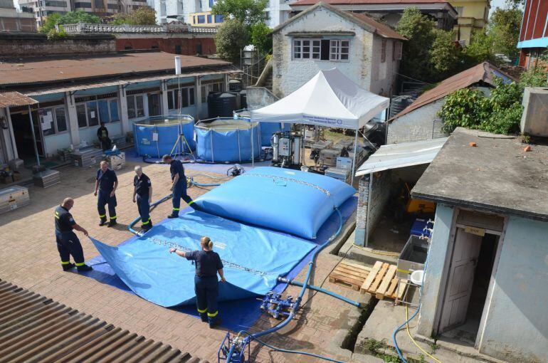 FHPL51. Kathmandu (Nepal), 30/04/2015.- A handout picture made available on 02 May 2015 by the German Federal Agency for Technical Relief (Technisches Hilfswerk, THW) of THW workers setting up the first of two water purification devices at the local water supply facilities in Kathmandu, Nepal, 30 April 2015. After its installation and subsequent laboratory testing, the first batches of potable water were distributed to local residents on 02 May 2015, the THW reported. (Terremoto/sismo) EFE/EPA/THW / HANDOUT MANDATORY CREDIT: THW HANDOUT EDITORIAL USE ONLY/NO SALES