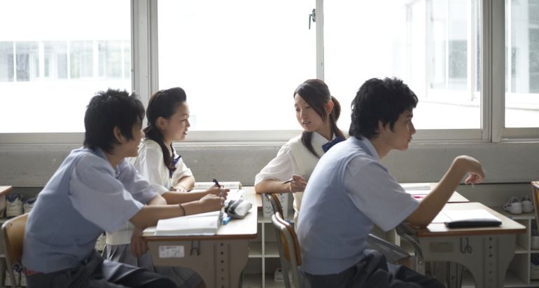 Un grupo de adolescentes en una clase de una escuela de Japón.