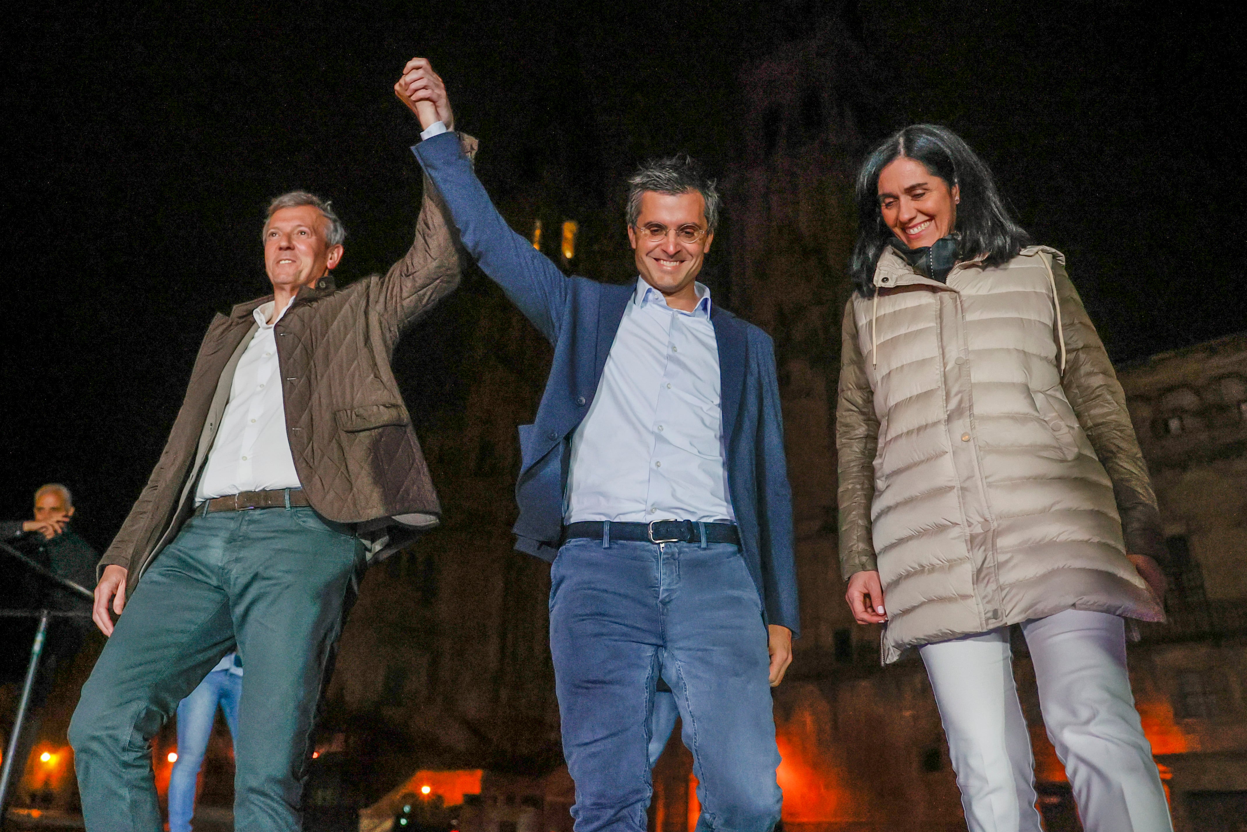 SANTIAGO DE COMPOSTELA, 11/05/2023.- El presidente del PPdeG, Alfonso Rueda, junto al candidato a la alcaldía de Santiago, Borja Verea (c), y la secretaria general del partido, Paula Prado (d), en el inicio de la campaña para las municipales del próximo 28M celebrado esta noche en Santiago de Compostela. EFE/Lavandeira jr
