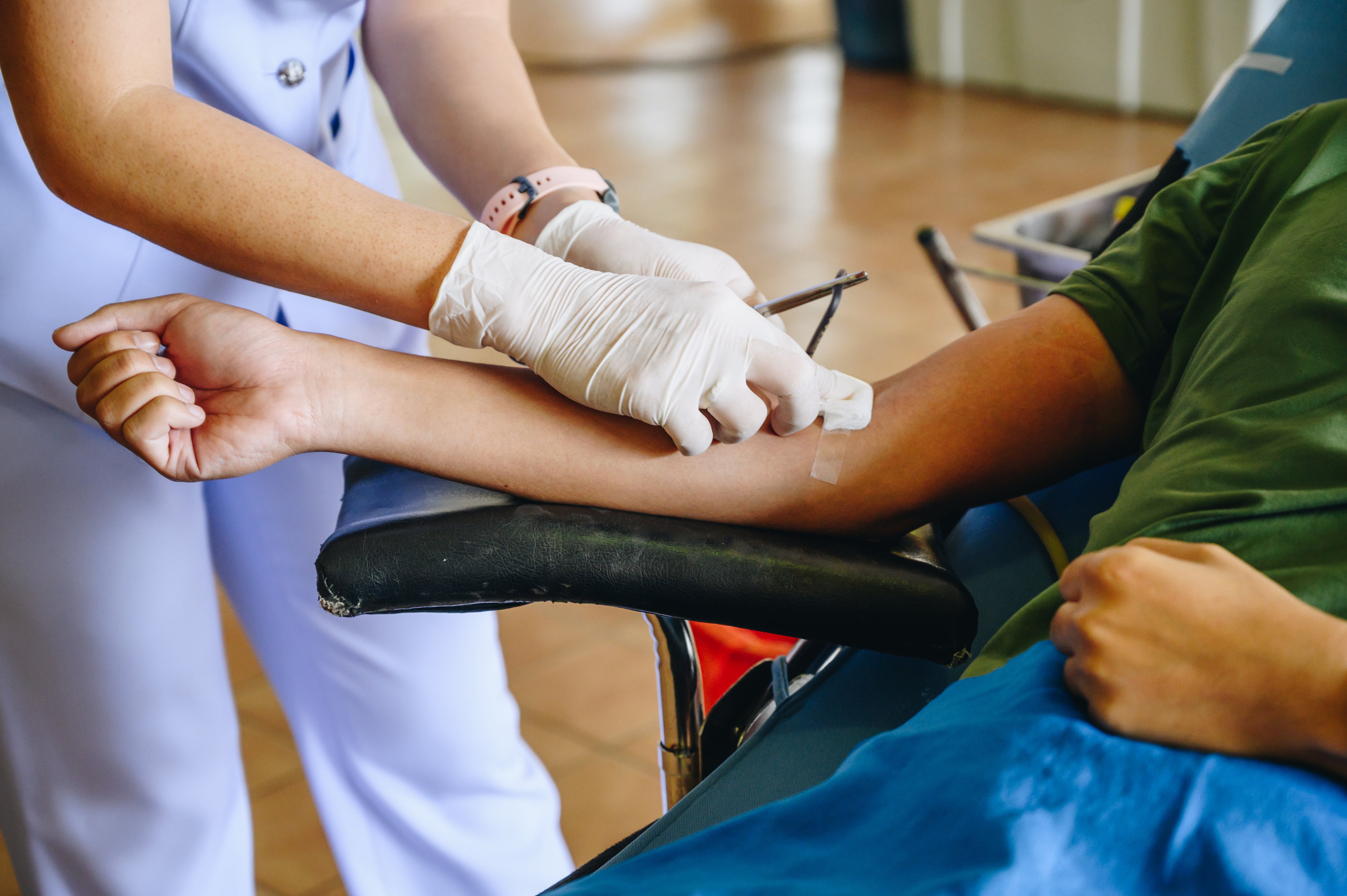 Donar sangre es sencillo e indoloro y lo puede hacer cualquier persona de entre 18 y 65 años.