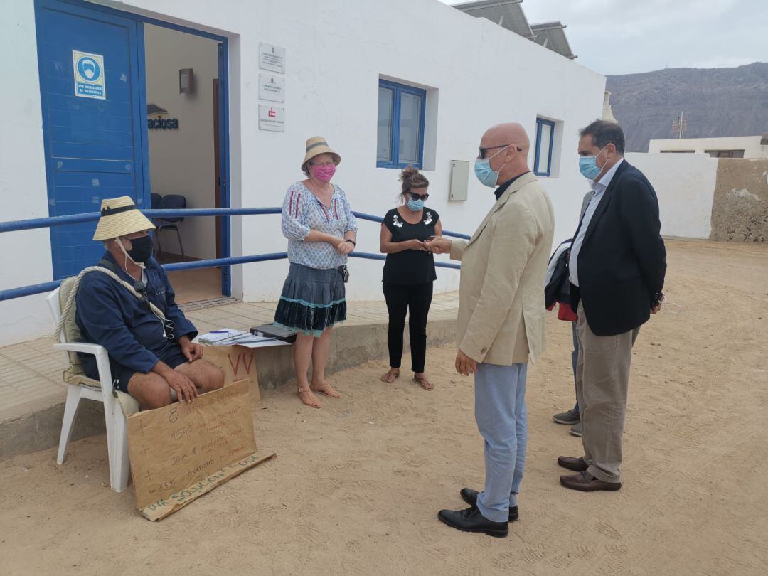 Reunión del Diputado del Común, Rafael Yanes, y Victoriano Hernández este martes en La Graciosa.