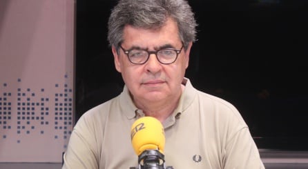 El periodista Manuel Hidalgo, en los estudios de la SER en la Gran Vía madrileña.