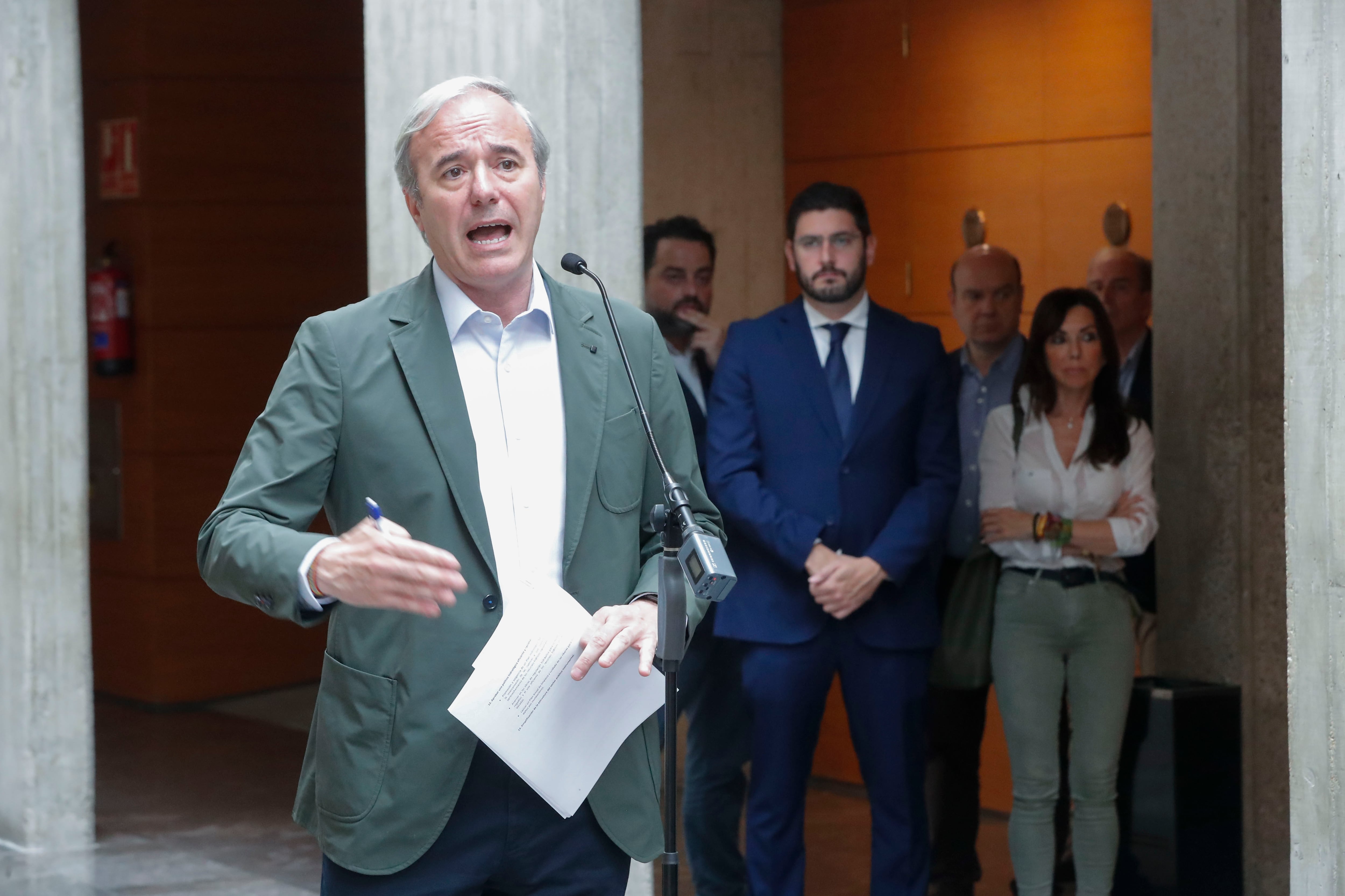 Jorge Azcón, hace 10 días,  tras la primera reunión con el portavoz de VOX, Alejandro Nolasco. EFE/ Javier Cebollada