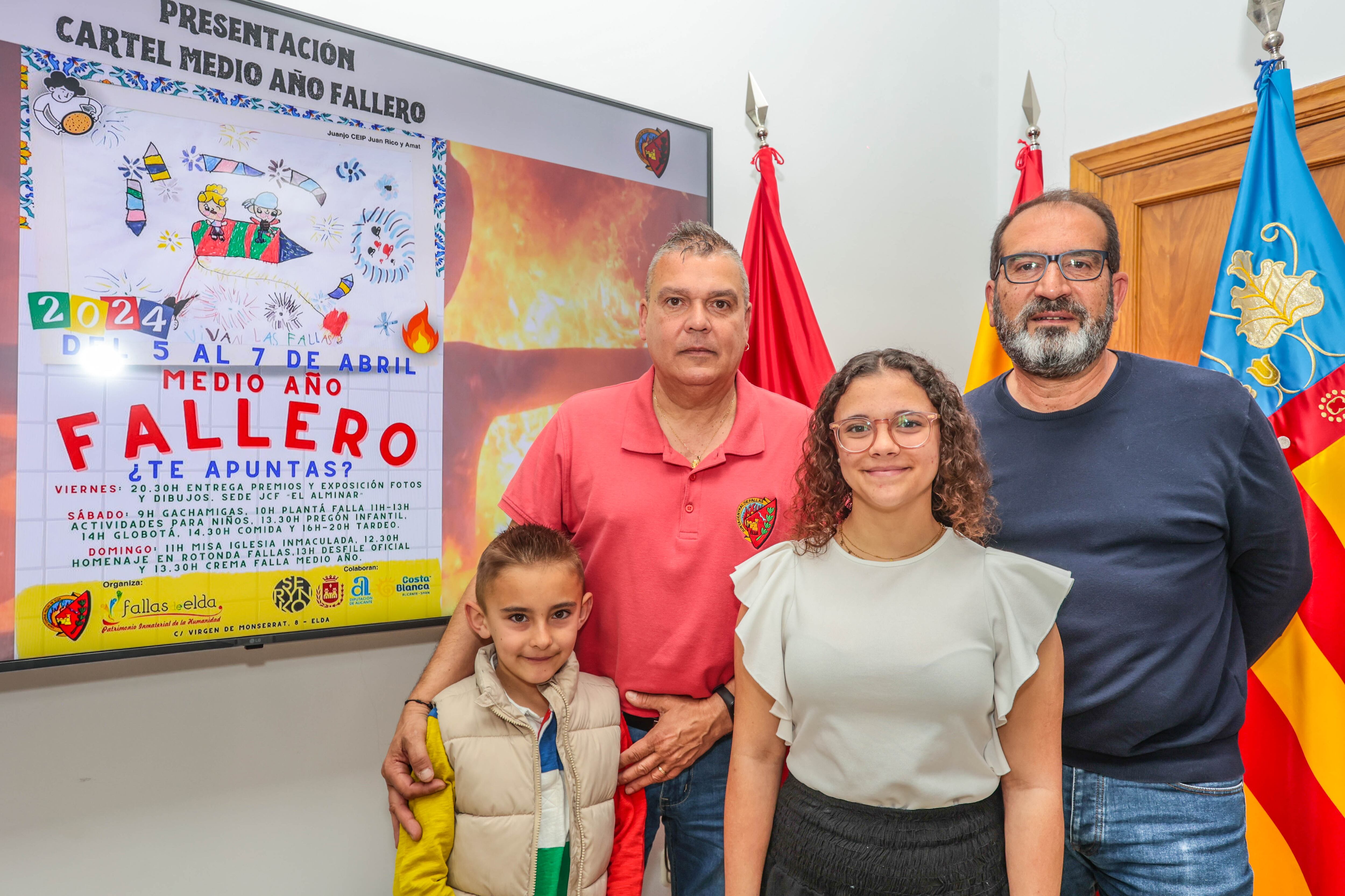 Juanjo Vizcaíno (izquierda) es el autor ganador del concurso de dibujo del cartel anunciador del Medio Año Fallero