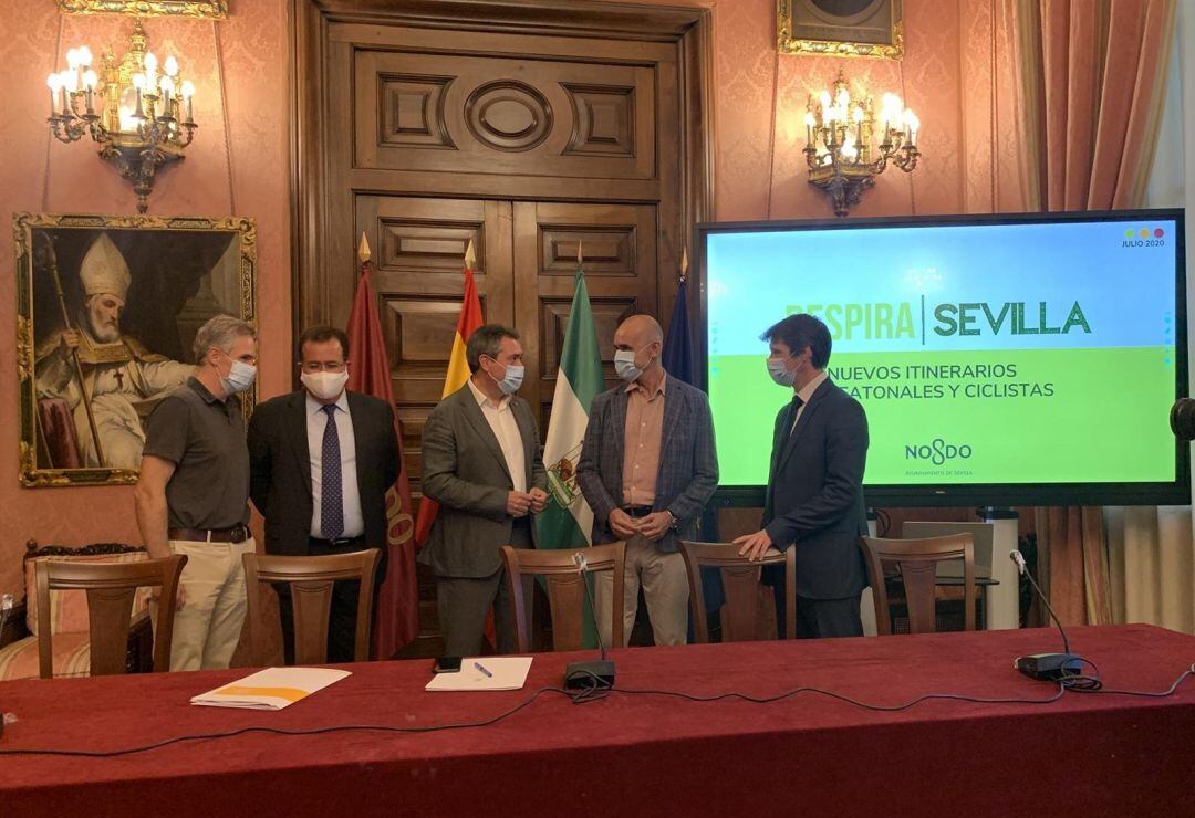 Juan Espadas junto a otros miembros de la corporación durante la presentación de los nuevos itinerarios peatonales y ciclistas