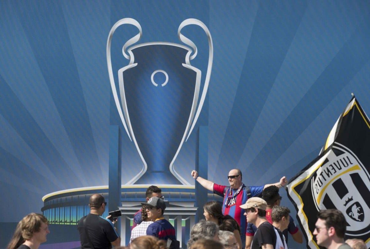 Los aficionados azulgranas y juventunos dan colorido a las calles de Berlín horas antes del partido