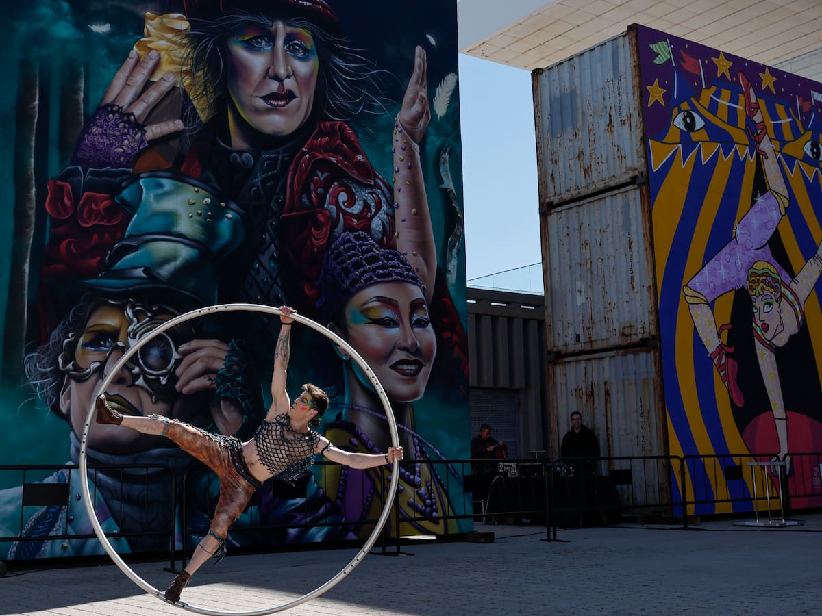 Cirque du Soleil vuelve a la calle en València con una instalación de arte urbano como antesala de "Alegría – Bajo Una Nueva Luz"
