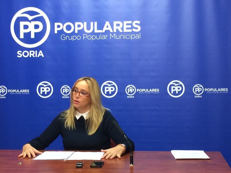 La concejala popular municipal María José Fuentes, durante una rueda de prensa.