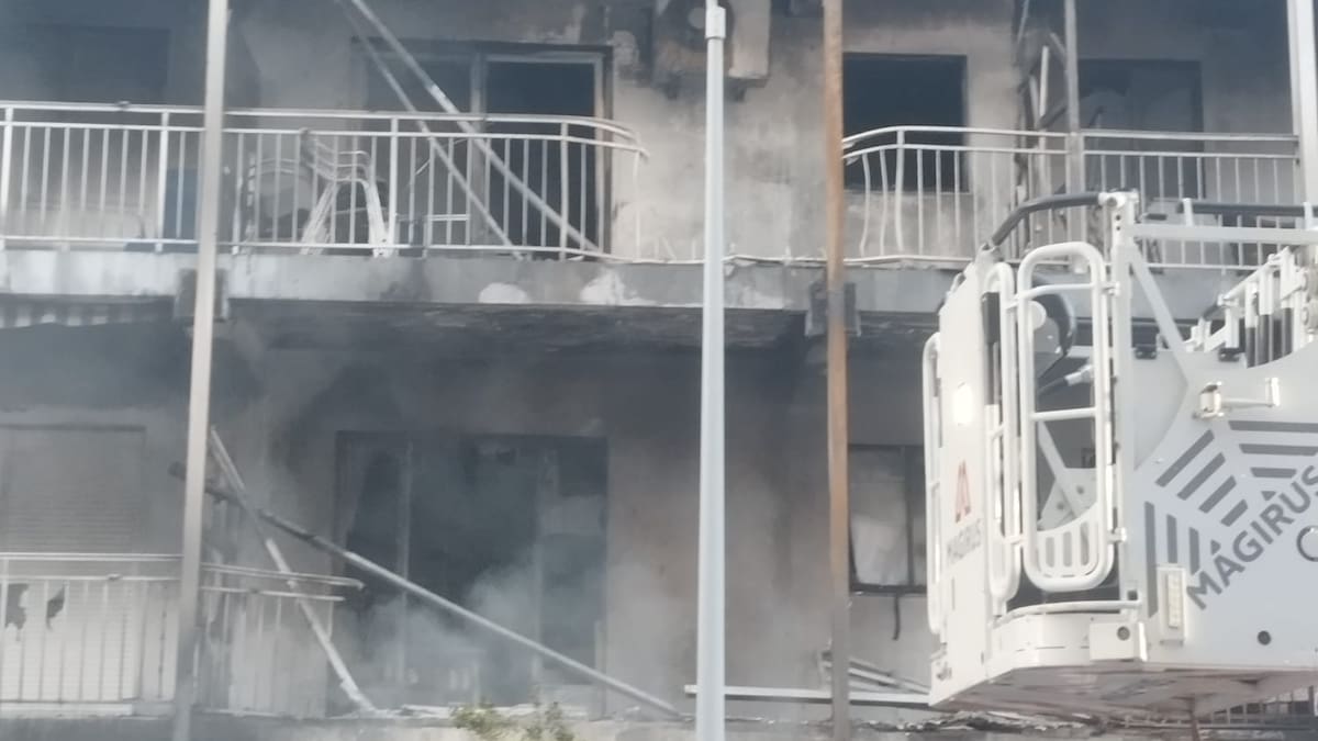 Nueve personas trasladadas al hospital tras un incendio en un edificio de la playa de Gandia