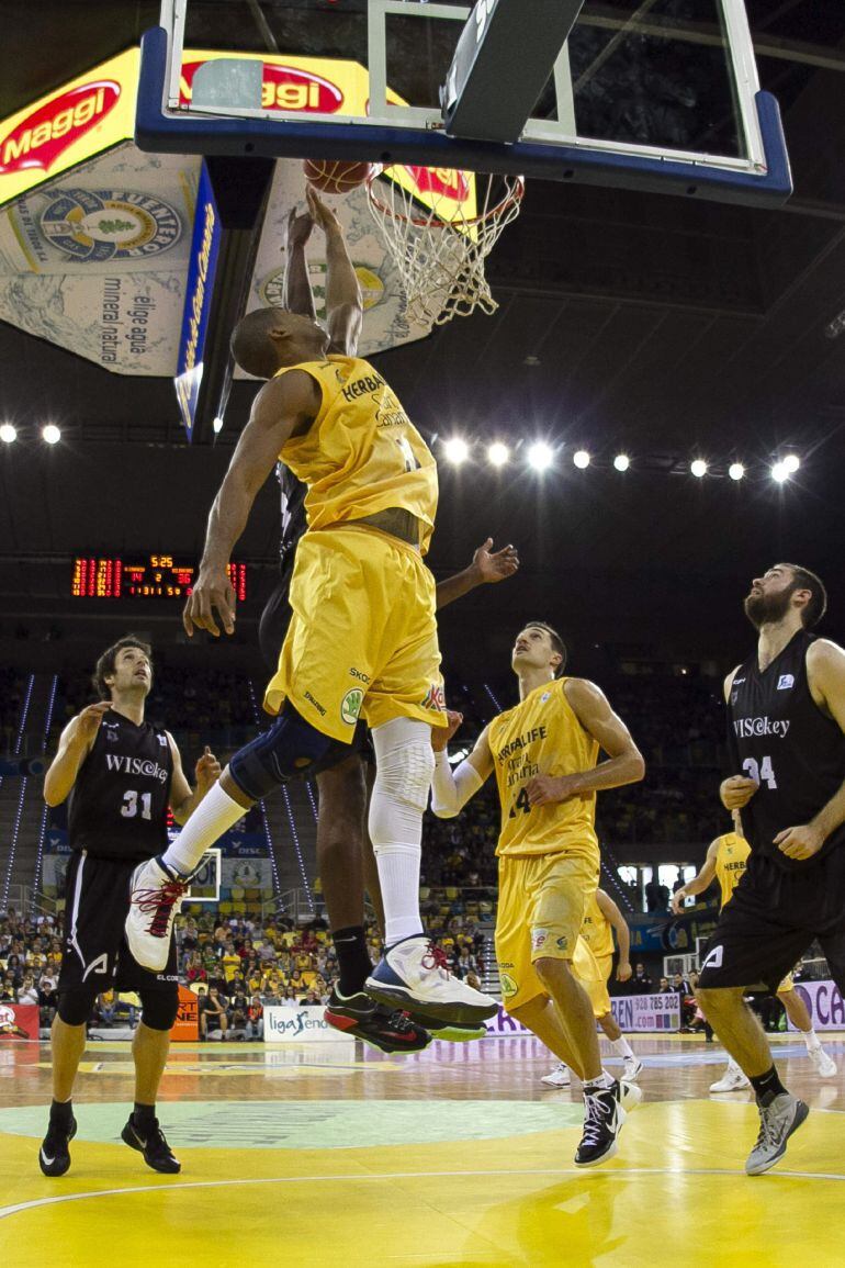 GRA158. LAS PALMAS DE GRAN CANARIA, 23/11/2014.- El jugador del Herbalife Gran Canaria, Eulis Báez, y del Bilbao Basket, Latavious Williams, saltan por un rebote durante el partido perteneciente a la octava jornada de la liga regular de la ACB, que ambos equipos disputaron hoy en el Gran Canaria Arena de la capital grancanaria. EFE/Ángel Medina G.