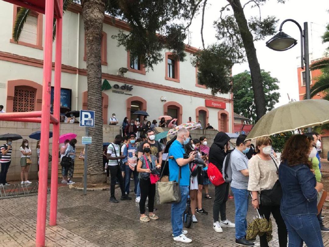 Colas de pasajeros en la estación de Algemesí para tomar el autobús que les llevará a Benifalló para continuar su camino hasta València.