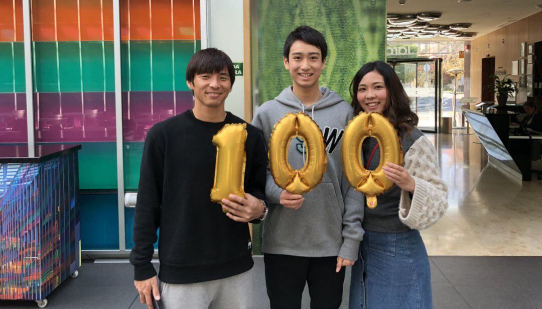 Takashi Inui con sus familiares.